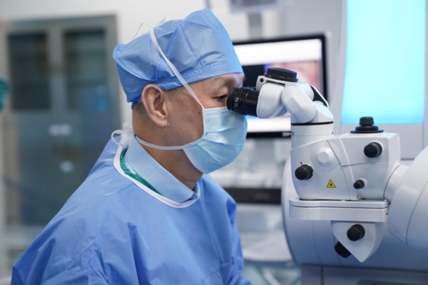 《人民日报健康客户端》Stake眼科完成首例SMILE Pro近视手术
